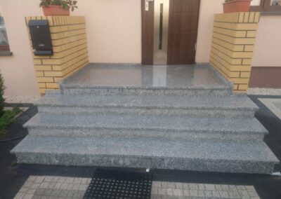 schody z granitu, wejście z granitu, granit szary, granit Strzegom, schody zewnętrzne, schody antypoślizgowe, schody granitowe